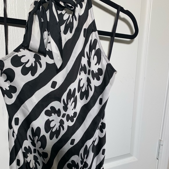 Black and white sleeveless blouse - Picture 2 of 4